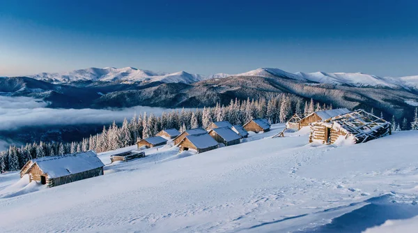 冬天在山上的小木屋 神秘的雾 为了迎接假期的到来喀尔巴阡山脉乌克兰 新年快乐 — 图库照片