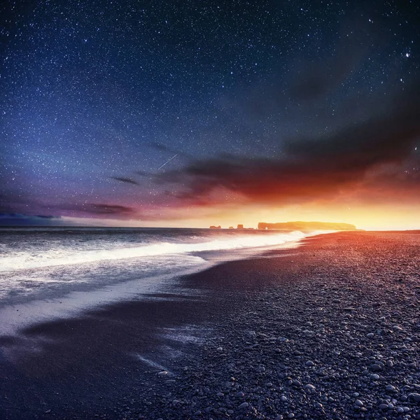 Fantastisch Strand Het Zuiden Van Ijsland Zwarte Zand Lava Schilderachtige — Stockfoto