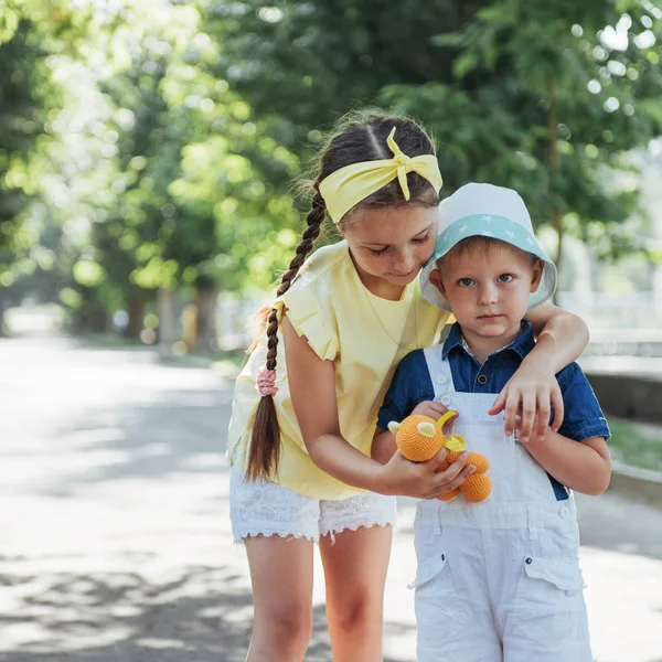 Portrait Little Girl Her Brother Children Playing Outdoors Sunny Summer — Stock Photo, Image