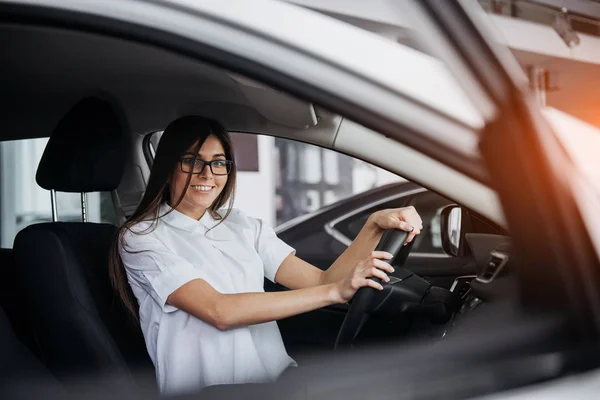 Portret Van Jonge Mooie Vrouw Zitten Auto — Stockfoto