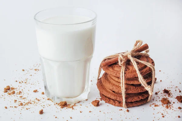 Transparentes Glas Milch Und Kekse Auf Weißem Hintergrund — Stockfoto