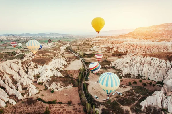 Färgglada Luftballonger Flyger Över Röda Dalen Cappadocia Anatolien Turkiet Vulkaniska — Stockfoto
