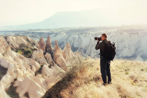 Fotógrafo Arenisca Acantilado Observando Paisaje Natural Capadocia Turquía — Foto de Stock