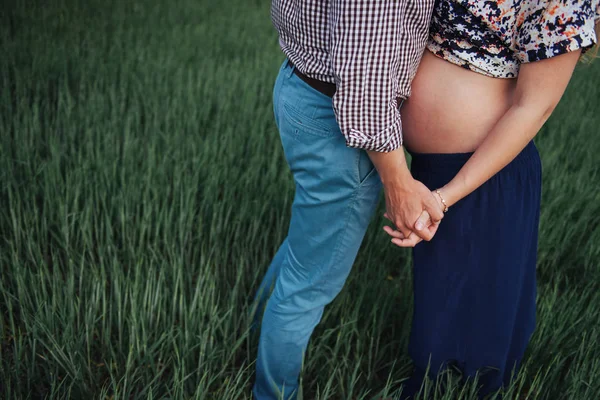 Las Manos Torso Una Mujer Embarazada Marido —  Fotos de Stock