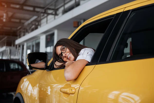 Mujer Joven Nuevo Coche Sonriendo — Foto de Stock