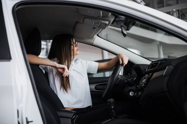 Retrato Una Joven Mujer Hermosa Sentada Coche — Foto de Stock