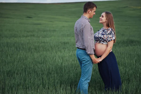 Happy Couple Awaiting Baby Beautiful Young Parents Photo Shoot Field — Stock Photo, Image