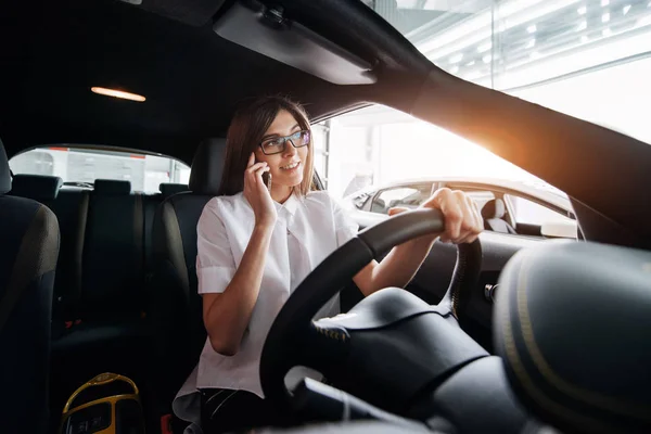 Affärskvinna Som Talar Telefon Bilen — Stockfoto