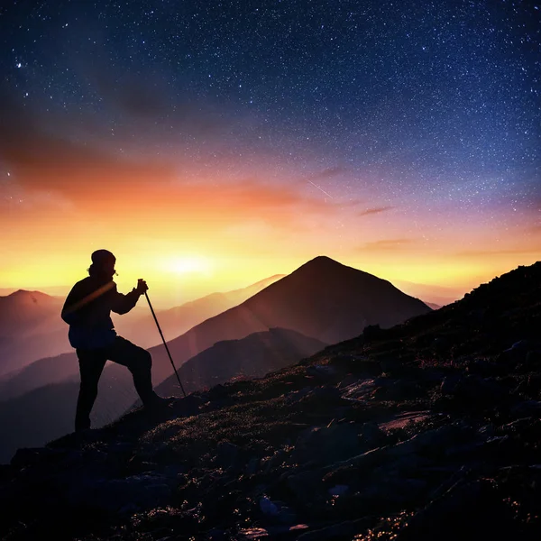 Hombre Feliz Parado Acantilado Fantástico Cielo Estrellado Vía Láctea — Foto de Stock