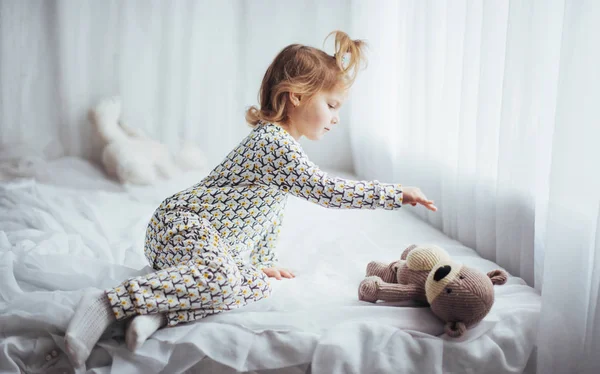 Barn Mjuka Varma Pyjamas Spelar Sängen — Stockfoto