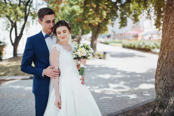 Portrait Happy Wedding Couple Outdoors Fantastic Summer Day — Stock Photo, Image