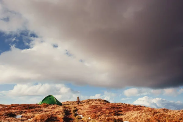 春の山で観光テント — ストック写真