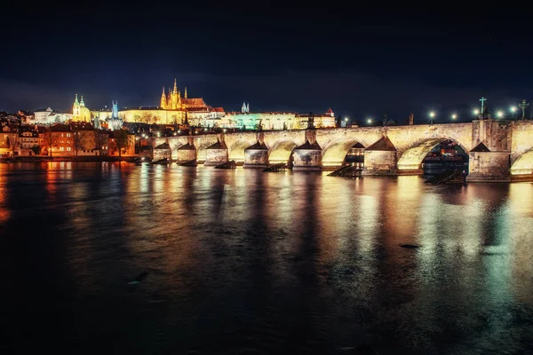 夜のプラハ城やカレル橋します — ストック写真
