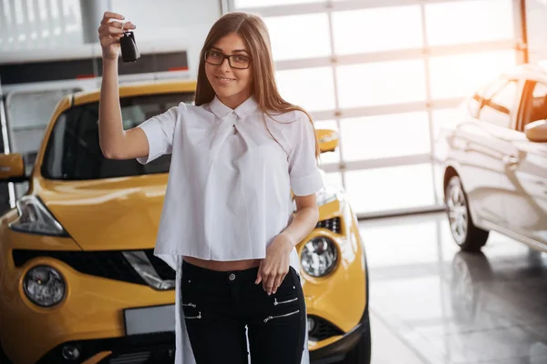 Retrato Uma Jovem Mulher Bonita Olhando Para Câmera Carro Mostrando — Fotografia de Stock