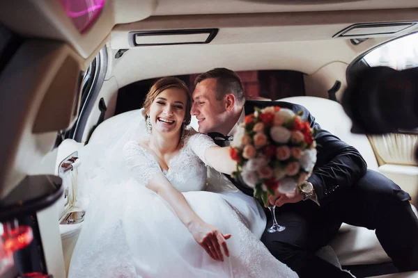 Mutlu Bir Adam Düğün Günü Içinde Sevindirici Gülümseyen Kadın — Stok fotoğraf