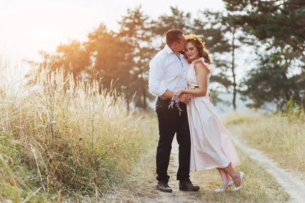 Feliz Pareja Joven Bosque Pinos Verano Día Soleado — Foto de Stock