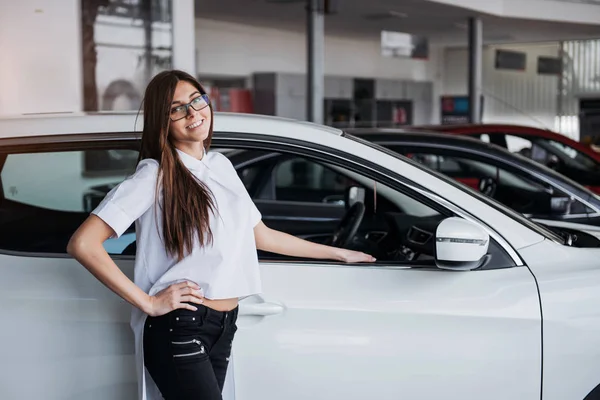 Chica Bonita Está Pie Cerca Coche Ella Está Apoyada Techo — Foto de Stock