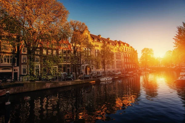Закат Сияющий Зданиях Отражающийся Воде Амстердам Столица Самый Густонаселенный Город — стоковое фото