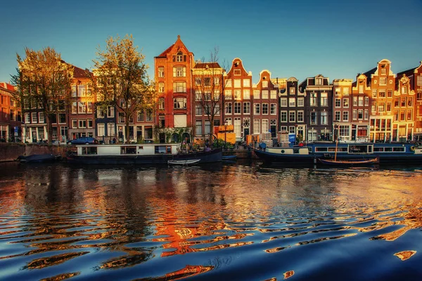 Закат Сияющий Зданиях Отражающийся Воде Амстердам Столица Самый Густонаселенный Город — стоковое фото
