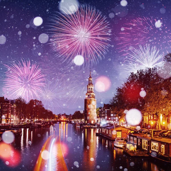 Szép Este Amszterdamban Éjszakai Megvilágítás Épületek Hajók Közelében Víz Csatornába — Stock Fotó