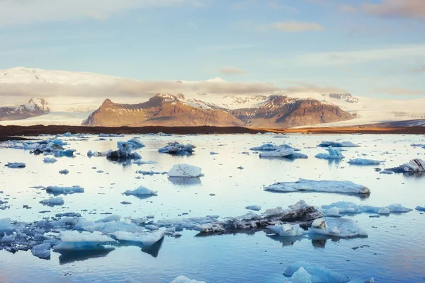 Isbergen Flyter Glaciärlagunen Issjö Väst Södra Island Lagunen Till Väst — Stockfoto