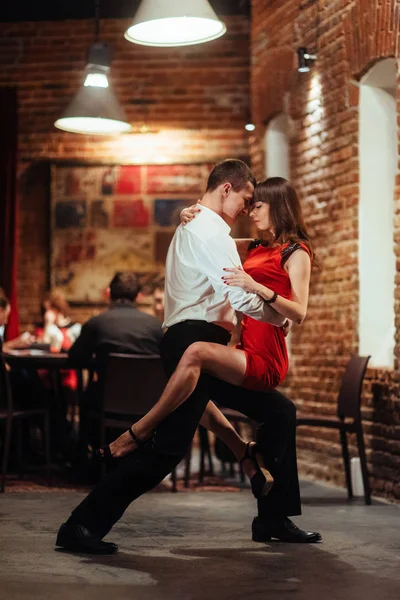 Pareja Joven Bailando Sobre Fondo Blanco Salsa Apasionada —  Fotos de Stock