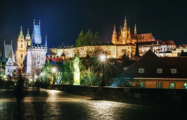 彫像や 夜のプラハ城とカレル橋 美しい都市照明 プラハ チェコ共和国 — ストック写真