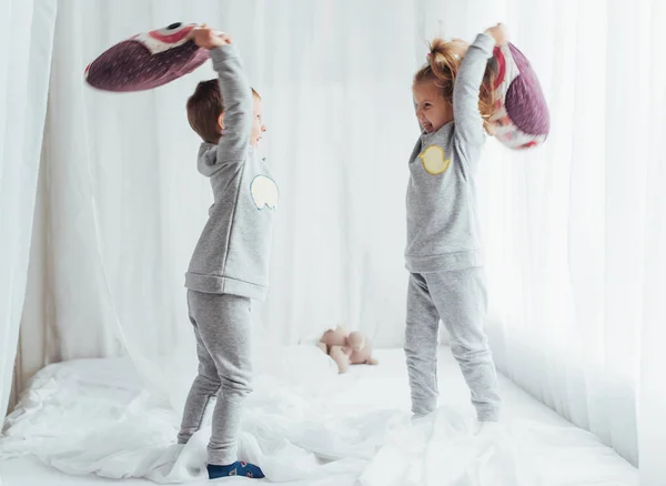 Crianças Pijama Macio Quente Brincando Cama — Fotografia de Stock