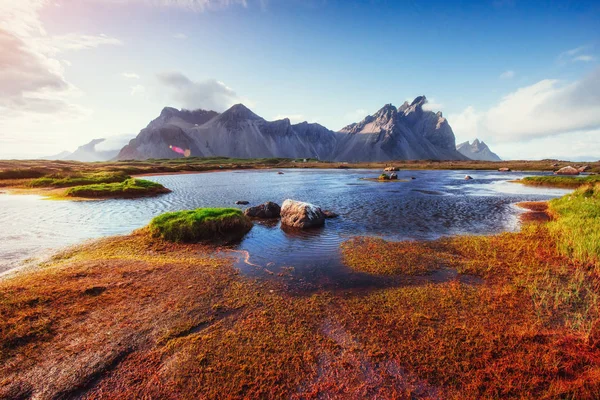 Nazik karlı dağlar ve buzullar yamaçlarında. Muhteşem Sonbahar İzlanda.