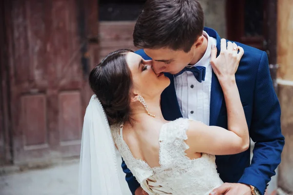 Hochzeitsporträt Eines Glücklichen Paares Stehen Und Küssen Auf Den Straßen — Stockfoto
