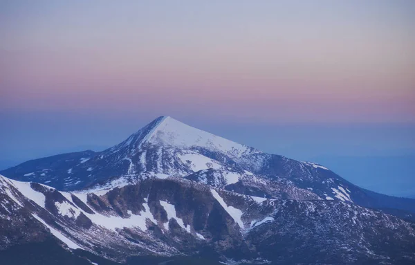 魔法の冬の雪には ツリーが覆われています カルパチア山脈の夕日 ウクライナ ヨーロッパ — ストック写真