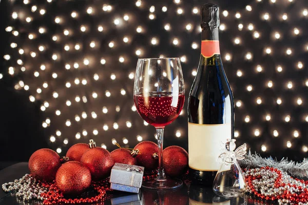 Natal Ano Novo Decorações Festivas Garrafa Vinho Tinto Vidro Nas — Fotografia de Stock