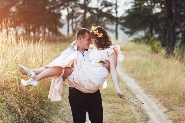 Gelukkig Jong Koppel Een Dennenbos Zonnige Zomerdag — Stockfoto