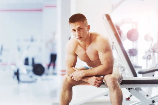 몸매는 체육관에서 보여주는 매력적인 남자의 초상화 — 스톡 사진