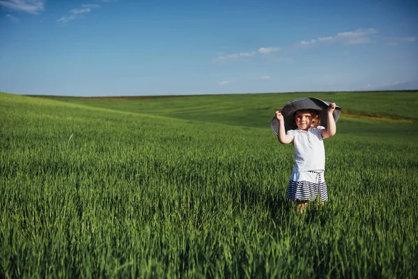 Kind Mit Großem Hut Karpaten Ukraine Europa — Stockfoto