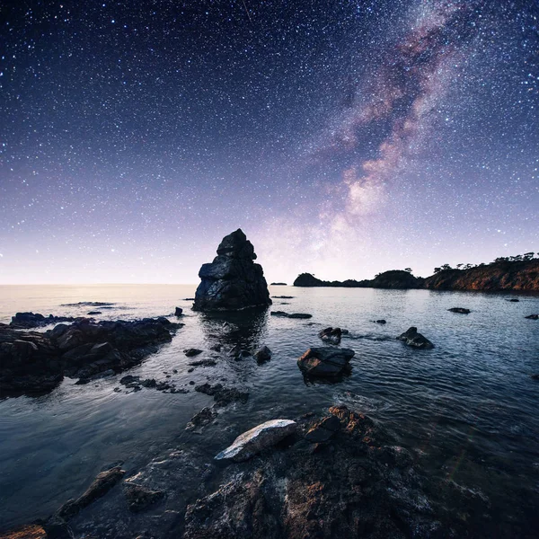 海の岩の海岸の素晴らしいパノラマ ビュー 劇的で 美しいシーンです トルコ — ストック写真