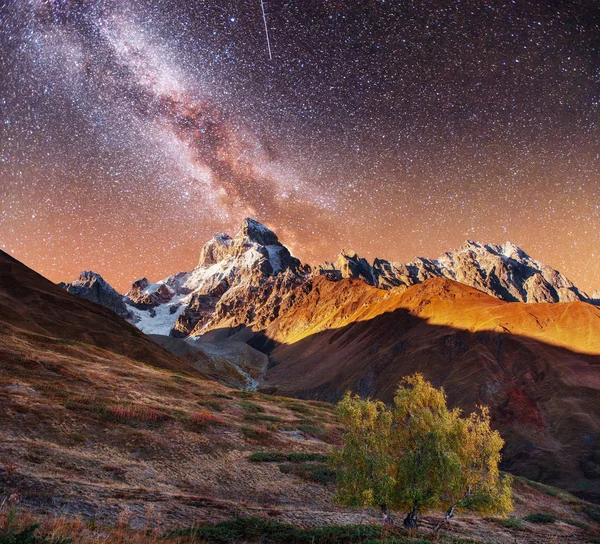 Fantástico Collage Cielo Estrellado Sobre Picos Montaña Nevados Paisaje Otoño — Foto de Stock