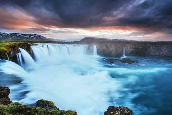 Водопад Годафосс Закате Фантастический Пейзаж Прекрасные Кучевые Облака Исландия Европа — стоковое фото