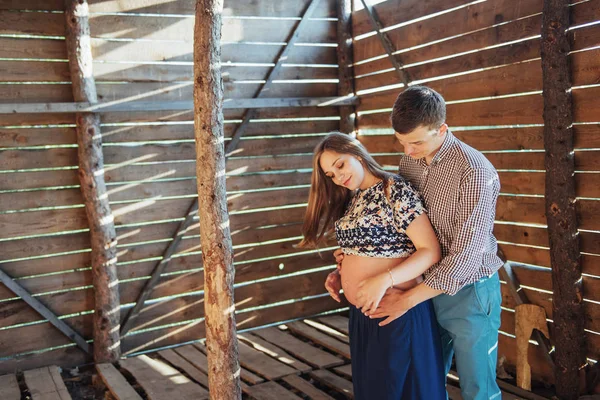 Casal Espera Sessão Fotos Bebê Uma Casa Madeira — Fotografia de Stock