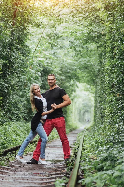 Verliefde Paar Ijzeren Weg Oekraïne Klevan — Stockfoto