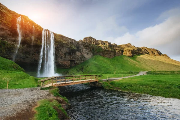 Seljalandfoss 瀑布在日落 桥在河上 梦幻般的本性 — 图库照片