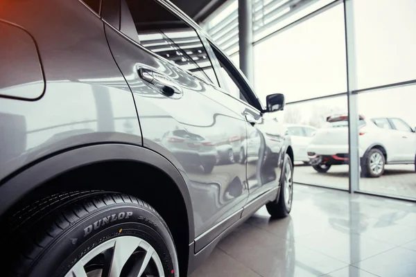 Carro Showroom Espaçoso Com Grandes Janelas — Fotografia de Stock