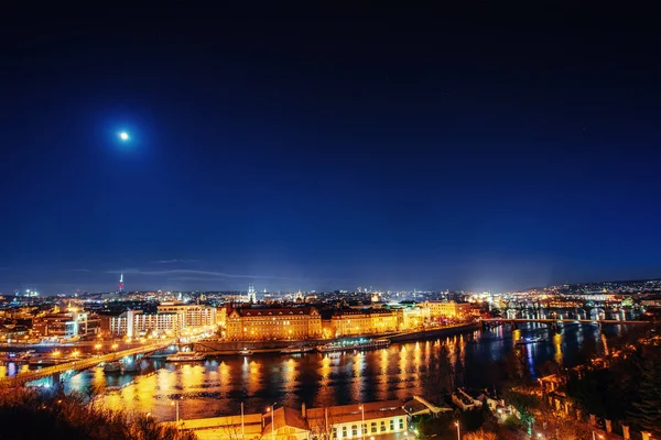 Den Magnifika Pragborgen Natten Längs Floden Vltava — Stockfoto