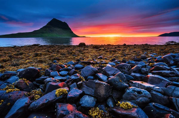 Manzaralar ve şelaleler üzerindeki resimli günbatımı. Kirkjufell Dağı, İzlanda 
