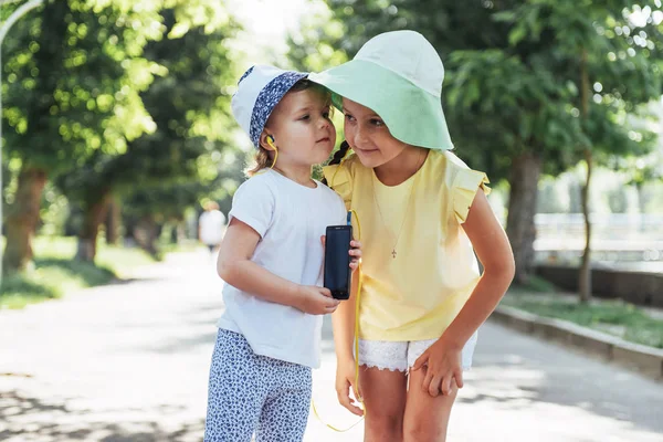 Happy Girl Headphones Share Music Your Smartphone Street — Stock Photo, Image