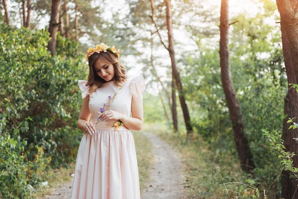 快乐的年轻女子穿着长裙在美丽的松树林在夏日阳光明媚的一天 — 图库照片