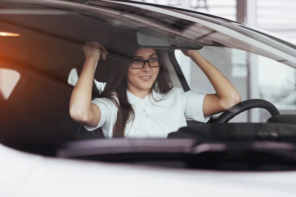 Atractiva Joven Mujer Caucásica Mirando Cámara Desde Asiento Delantero Del — Foto de Stock