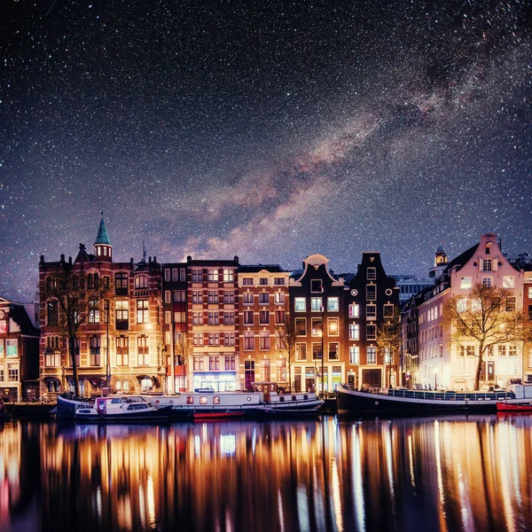 Vacker Natt Amsterdam Natt Belysning Byggnader Och Båtar Nära Vattnet — Stockfoto