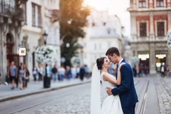 Wedding Portrait Happy Couple Stand Kissing Streets Old City — Stock Photo, Image