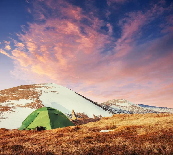 テントはカルパチア山脈の緑成っています 春の山の風景 ウクライナ ヨーロッパ — ストック写真